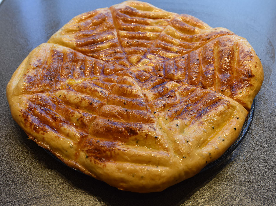 Himbasha – Eritreisk brød Ingredienser: 3 dl Vann (fingervarmt) ½ pk Gjær 1 Egg 450 g Hvetemel 1 ts Salt 1 ts Bukkhornfrø (eller Nigella seeds) 1 ss Smør (smeltet)/bukkhornsfrøolje https://heidisboble.no/ @heidisboble for å smøre Himbasha (Eritresik brød), etter steking Himbasha – Eritreisk brød Ingredienser: 3 dl Vann (fingervarmt) ½ pk Gjær 1 Egg 450 g Hvetemel 1 ts Salt 1 ts Bukkhornfrø (eller Nigella seeds) 1 ss Smør (smeltet)/bukkhornsfrøolje https://heidisboble.no/ @heidisboble