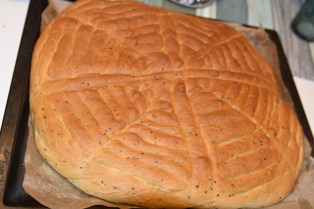 Himbasha – Eritreisk brød Ingredienser: 3 dl Vann (fingervarmt) ½ pk Gjær 1 Egg 450 g Hvetemel 1 ts Salt 1 ts Bukkhornfrø (eller Nigella seeds) 1 ss Smør (smeltet)/bukkhornsfrøolje https://heidisboble.no/ @heidisboble for å smøre Himbasha (Eritresik brød), etter steking Himbasha – Eritreisk brød Ingredienser: 3 dl Vann (fingervarmt) ½ pk Gjær 1 Egg 450 g Hvetemel 1 ts Salt 1 ts Bukkhornfrø (eller Nigella seeds) 1 ss Smør (smeltet)/bukkhornsfrøolje https://heidisboble.no/ @heidisboble