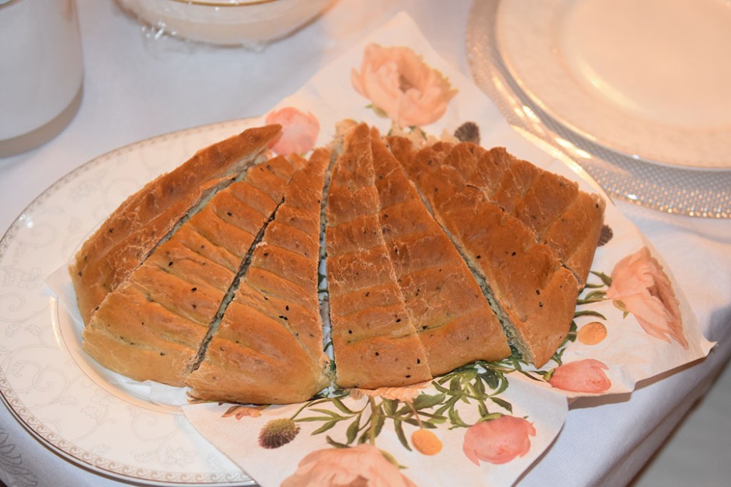 Himbasha – Eritreisk brød Ingredienser: 3 dl Vann (fingervarmt) ½ pk Gjær 1 Egg 450 g Hvetemel 1 ts Salt 1 ts Bukkhornfrø (eller Nigella seeds) 1 ss Smør (smeltet)/bukkhornsfrøolje https://heidisboble.no/ @heidisboble for å smøre Himbasha (Eritresik brød), etter steking Himbasha – Eritreisk brød Ingredienser: 3 dl Vann (fingervarmt) ½ pk Gjær 1 Egg 450 g Hvetemel 1 ts Salt 1 ts Bukkhornfrø (eller Nigella seeds) 1 ss Smør (smeltet)/bukkhornsfrøolje https://heidisboble.no/ @heidisboble