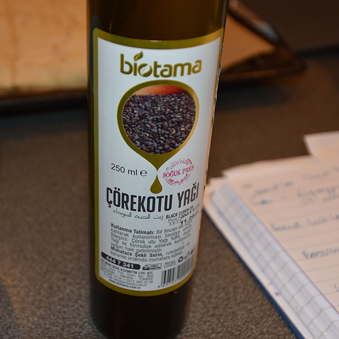 Bukkhormsfrøolje for å smøre Himbasha (Eritresik brød), etter steking Himbasha – Eritreisk brød Ingredienser: 3 dl Vann (fingervarmt) ½ pk Gjær 1 Egg 450 g Hvetemel 1 ts Salt 1 ts Bukkhornfrø (eller Nigella seeds) 1 ss Smør (smeltet)/bukkhornsfrøolje https://heidisboble.no/ @heidisboble