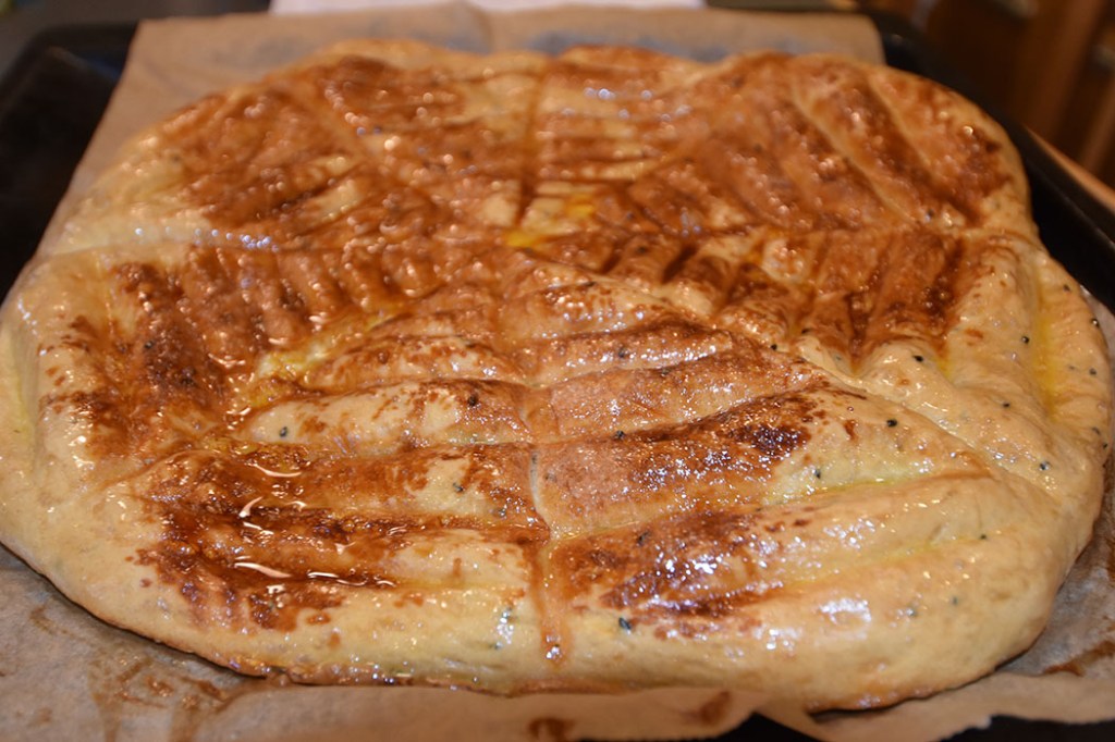 Himbasha – Eritreisk brød Ingredienser: 3 dl Vann (fingervarmt) ½ pk Gjær 1 Egg 450 g Hvetemel 1 ts Salt 1 ts Bukkhornfrø (eller Nigella seeds) 1 ss Smør (smeltet)/bukkhornsfrøolje https://heidisboble.no/ @heidisboble for å smøre Himbasha (Eritresik brød), etter steking Himbasha – Eritreisk brød Ingredienser: 3 dl Vann (fingervarmt) ½ pk Gjær 1 Egg 450 g Hvetemel 1 ts Salt 1 ts Bukkhornfrø (eller Nigella seeds) 1 ss Smør (smeltet)/bukkhornsfrøolje https://heidisboble.no/ @heidisboble