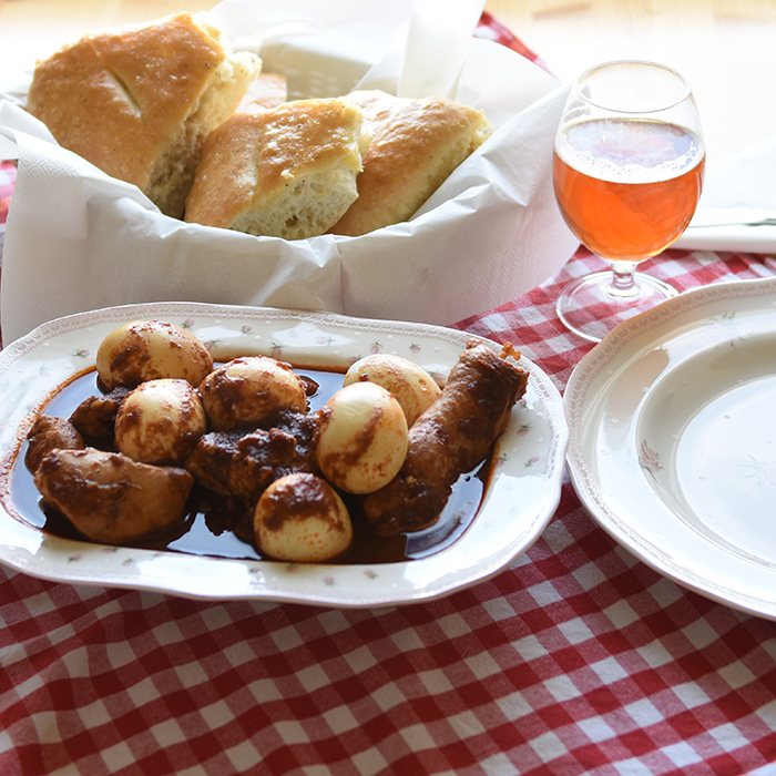 Ruths eritreiske kyllinggryte med egg (Tsebhi derho) Ingredienser 1 kg Kylling eller høne 1 kg Rødløk (finhakket) 1 ½ Sitron (i biter) 2 – 2 ss Olje (solsikke) 3 ss Berbere 1-2 ss Hvitløk (finhakket) 1-2 ss Ingefær (finhakket) ½ dl Kryddersmør (tegelse tesmi) eller 1/3 etiopisk smør, 1/3 rørossmør, 1/3 meierismør 2 ts Kardemomme 1 ss Tomatpure 1 boks Tomater (hermetiske) 1 ts Pepper ½ ts Kardemomme 2 stilker Selleri (finhakket) Persille (fersk, finhakket) 1 kvist Rosmarin (fersk, finhakket) 4-6 Egg Tilbehør: Himbasha eller Ris eller Injera - lefser https://heidisboble.no/ @heidisboble