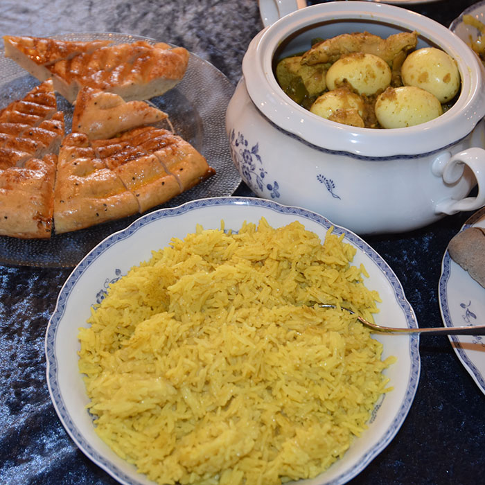 Eritreisk ris Ingredienser: 4 dl Ris 8 dl Vann 1 ts Salt 1 ss Karri 2 ss Olje (oliven) ½ ts Hvitløkspulver https://heidisboble.no/ @heidisboble