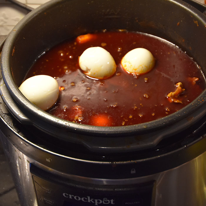 Ruths eritreiske kyllinggryte med egg (Tsebhi derho) Ingredienser 1 kg Kylling eller høne 1 kg Rødløk (finhakket) 1 ½ Sitron (i biter) 2 – 2 ss Olje (solsikke) 3 ss Berbere 1-2 ss Hvitløk (finhakket) 1-2 ss Ingefær (finhakket) ½ dl Kryddersmør (tegelse tesmi) eller 1/3 etiopisk smør, 1/3 rørossmør, 1/3 meierismør 2 ts Kardemomme 1 ss Tomatpure 1 boks Tomater (hermetiske) 1 ts Pepper ½ ts Kardemomme 2 stilker Selleri (finhakket) Persille (fersk, finhakket) 1 kvist Rosmarin (fersk, finhakket) 4-6 Egg Tilbehør: Himbasha eller Ris eller Injera - lefser https://heidisboble.no/ @heidisboble