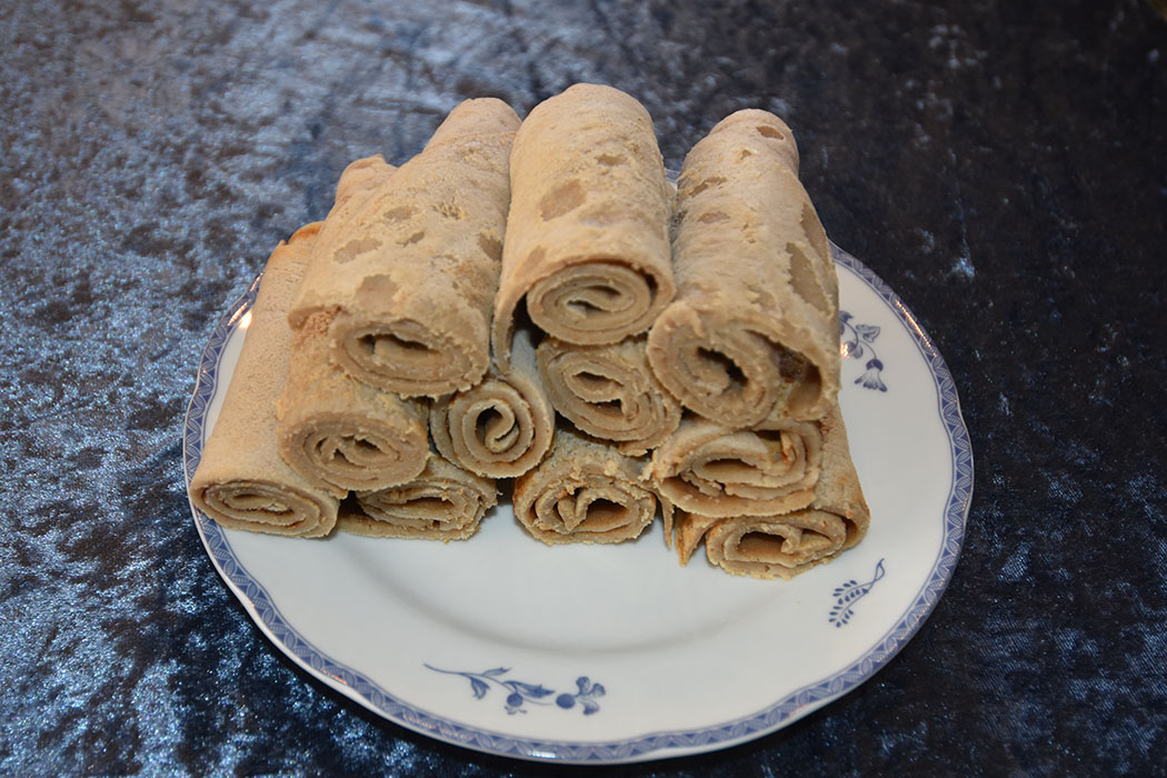 Enklere Injera 1 ts Tørrgjær 6 dl Vann (lunket) 9 ½ dl Mel (teff eller bygg) https://heidisboble.no/ @heidisboble