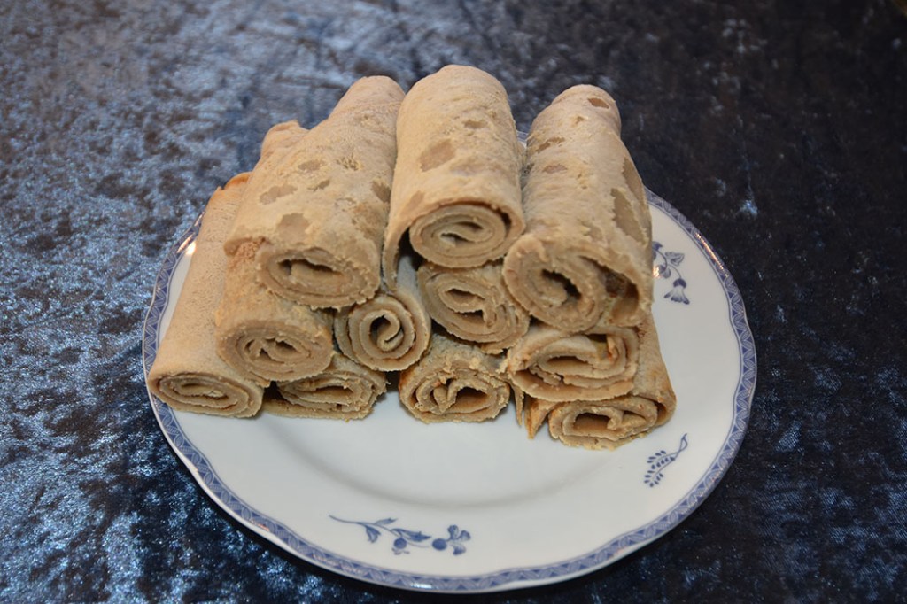 Enklere Injera 1 ts Tørrgjær 6 dl Vann (lunket) 9 ½ dl Mel (teff eller bygg) https://heidisboble.no/ @heidisboble