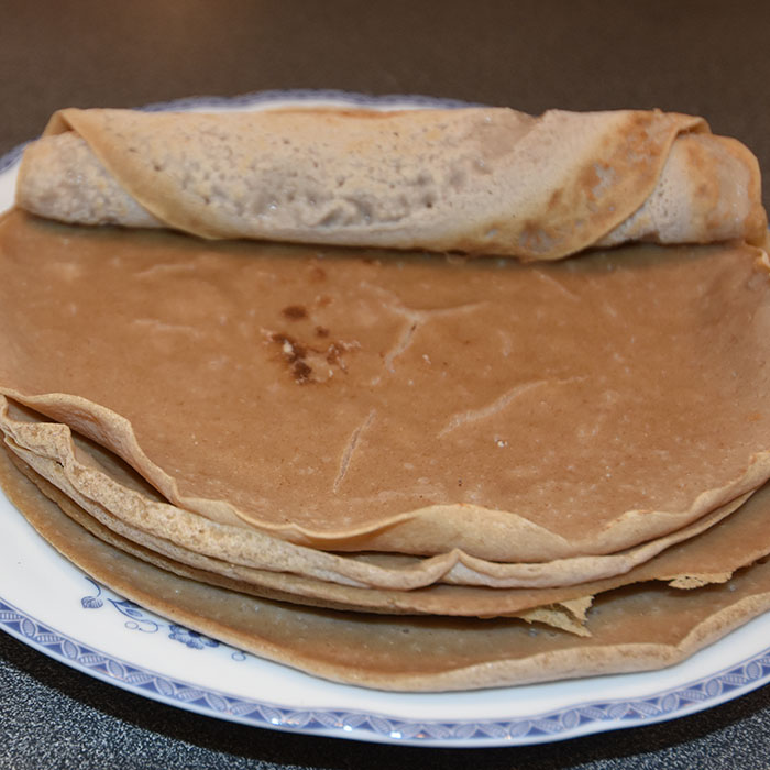 Enklere Injera 1 ts Tørrgjær 6 dl Vann (lunket) 9 ½ dl Mel (teff eller bygg) https://heidisboble.no/ @heidisboble