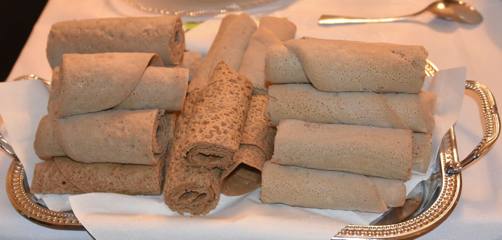 Injera (eritreiske leser) Ingredienser: Dag 1: 200 g Teff (eller byggmel) 2 ½ dl Vann (lunket) Dag 2, 3 (eller 4): 1 ts Salt 1 ts Natron 1 ½ dl Vann https://heidisboble.no/ @heidisboble