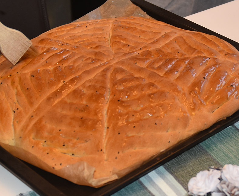 Himbasha – Eritreisk brød Ingredienser: 3 dl Vann (fingervarmt) ½ pk Gjær 1 Egg 450 g Hvetemel 1 ts Salt 1 ts Bukkhornfrø (eller Nigella seeds) 1 ss Smør (smeltet)/bukkhornsfrøolje https://heidisboble.no/ @heidisboble for å smøre Himbasha (Eritresik brød), etter steking Himbasha – Eritreisk brød Ingredienser: 3 dl Vann (fingervarmt) ½ pk Gjær 1 Egg 450 g Hvetemel 1 ts Salt 1 ts Bukkhornfrø (eller Nigella seeds) 1 ss Smør (smeltet)/bukkhornsfrøolje https://heidisboble.no/ @heidisboble