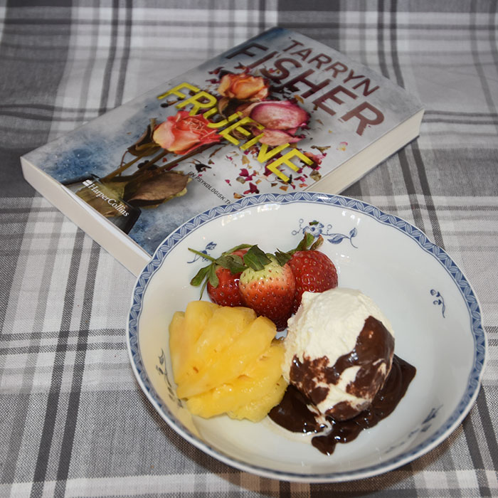 Fisher, Tarryn (2022) «Fruene», HarperCollins OG Sjokoladesaus – Heidis enkle Ingredienser: 100 g Kokesjokolade 1 ½ dl Kremfløte https://heidisboble.no/ @heidisboble