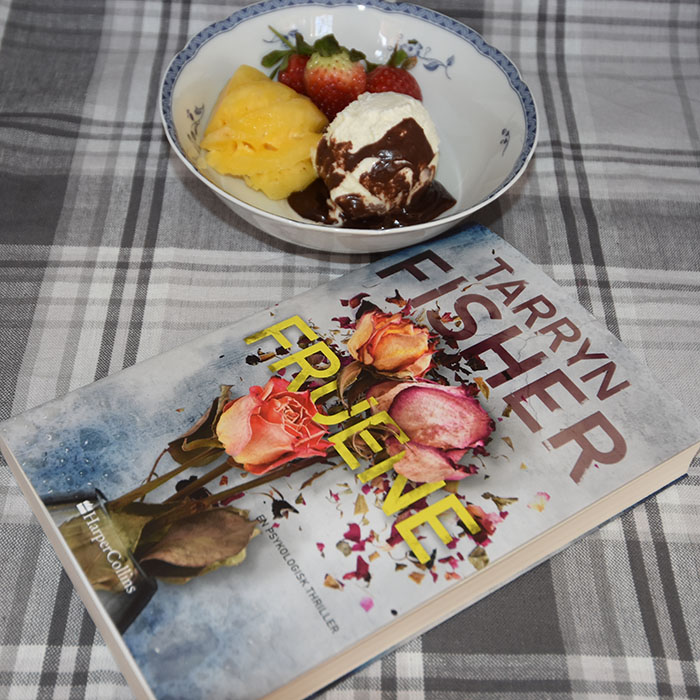 Fisher, Tarryn (2022) «Fruene», HarperCollins OG Sjokoladesaus – Heidis enkle Ingredienser: 100 g Kokesjokolade 1 ½ dl Kremfløte https://heidisboble.no/ @heidisboble