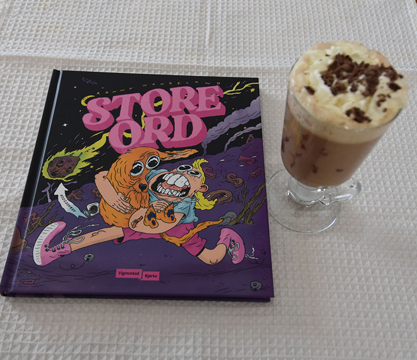 Haugeland, Ronny (2022) «Store ord», Vigmostad og Bjørke Varm sjokolade med krem Ingredienser: ½ dl Vann 1 plate Kokesjokolade (100 g) 6 -7 dl Melk 1 – 2 dl Kremfløte ½ - 1 ts Sukker https://heidisboble.no/ @heidisboble