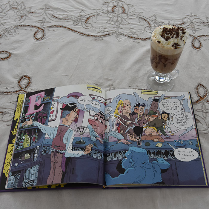 Haugeland, Ronny (2022) «Store ord», Vigmostad og Bjørke Varm sjokolade med krem Ingredienser: ½ dl Vann 1 plate Kokesjokolade (100 g) 6 -7 dl Melk 1 – 2 dl Kremfløte ½ - 1 ts Sukker https://heidisboble.no/ @heidisboble