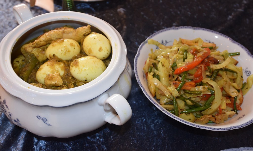 Ruth eritreiske hvit saus med kylling og egg Ingredienser 1 kg Kylling eller høne 1 kg Rødløk (finhakket) 1 ½ Sitron (i biter) 2 + 2 ss Olje (solsikke) ½ dl Kryddersmør (tegelse tesmi) eller 1/3 etiopisk smør, 1/3 rørossmør, 1/3 meierismør 1-2 ss Hvitløk (finhakket) 1-2 ss Ingefær (finhakket) 1 ½ ts Karri 1 ½ ss Selleri (finakket) 1 ½ ss Persille (finhakket) 1 kvist Rosmarin 1 ts Kardemomme 1 ts Salt 1 ts Pepper 1 Laurbærblad Ca 2 ½ dl Vann (etter behov) 3 ss Berbere 2-3 Chili (grønne, uten frø, hakket) 4-6 Egg Tilbehør: Hibasha Ris Injera - lefser https://heidisboble.no/ @heidisboble