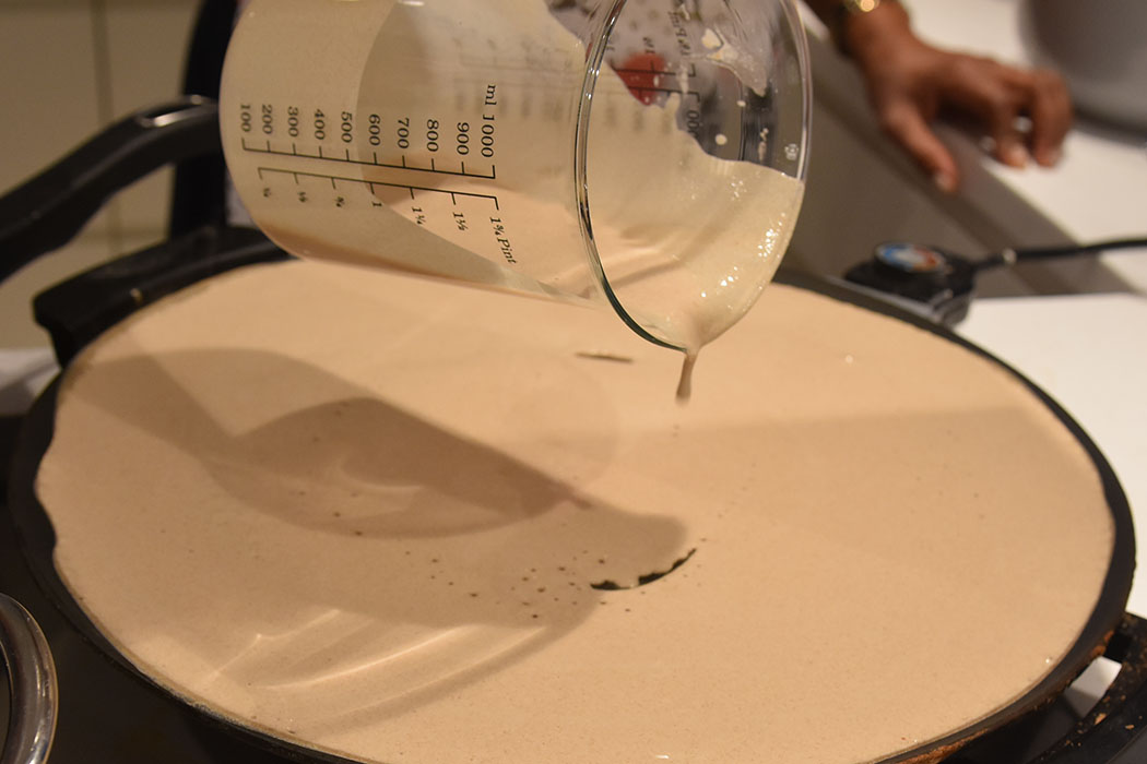 Injera (eritreiske leser) Ingredienser: Dag 1: 200 g Teff (eller byggmel) 2 ½ dl Vann (lunket) Dag 2, 3 (eller 4): 1 ts Salt 1 ts Natron 1 ½ dl Vann https://heidisboble.no/ @heidisboble