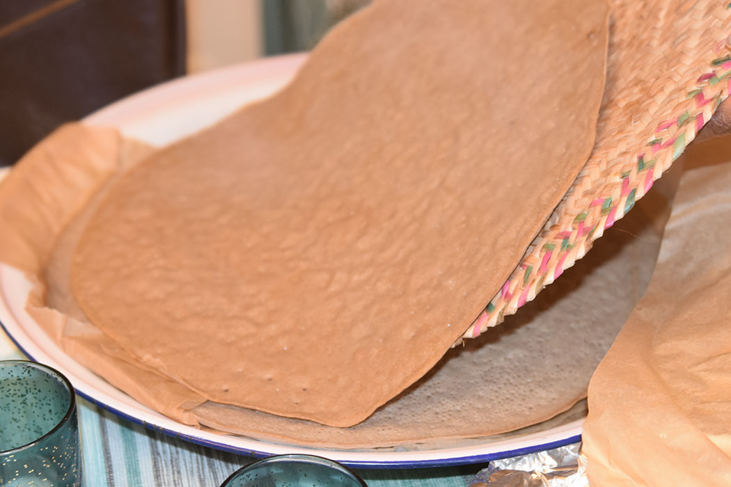 Injera (eritreiske leser) Ingredienser: Dag 1: 200 g Teff (eller byggmel) 2 ½ dl Vann (lunket) Dag 2, 3 (eller 4): 1 ts Salt 1 ts Natron 1 ½ dl Vann https://heidisboble.no/ @heidisboble