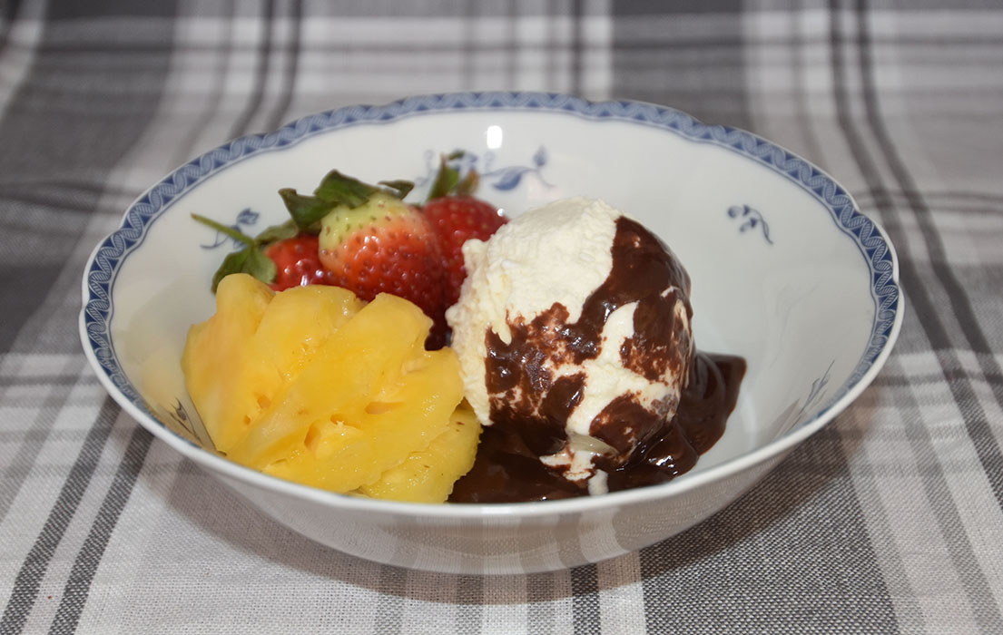 Is med sjokoladesaus Ingredienser: Sjokoladesaus (enkel): 100 g Kokesjokolade 1 ½ dl Kremfløte Tilbehør: Ananas (mini) Is (Vanilje) Jordbær https://heidisboble.no/ @heidisboble