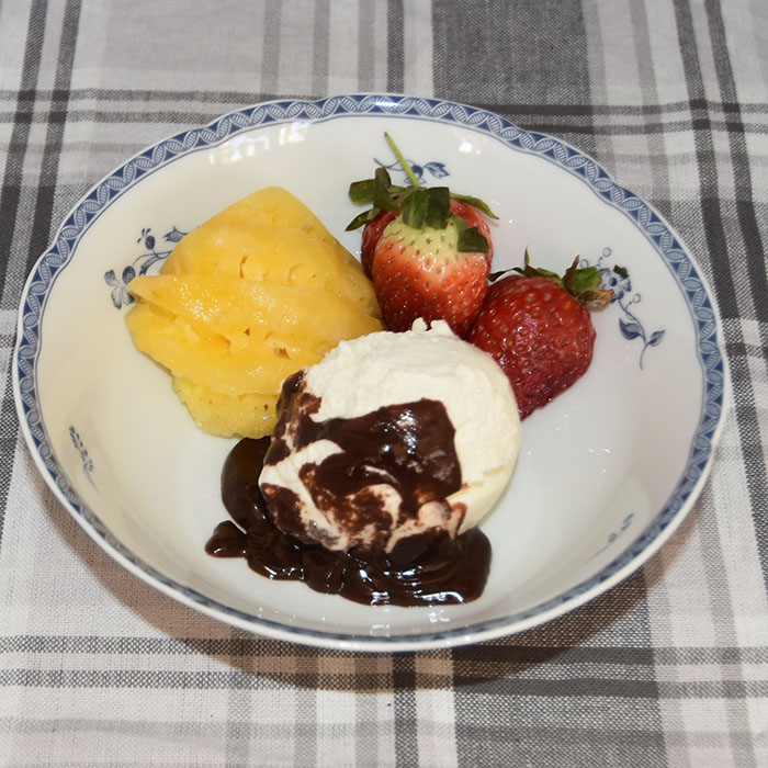 Is med sjokoladesaus Ingredienser: Sjokoladesaus (enkel): 100 g Kokesjokolade 1 ½ dl Kremfløte Tilbehør: Ananas (mini) Is (Vanilje) Jordbær https://heidisboble.no/ @heidisboble