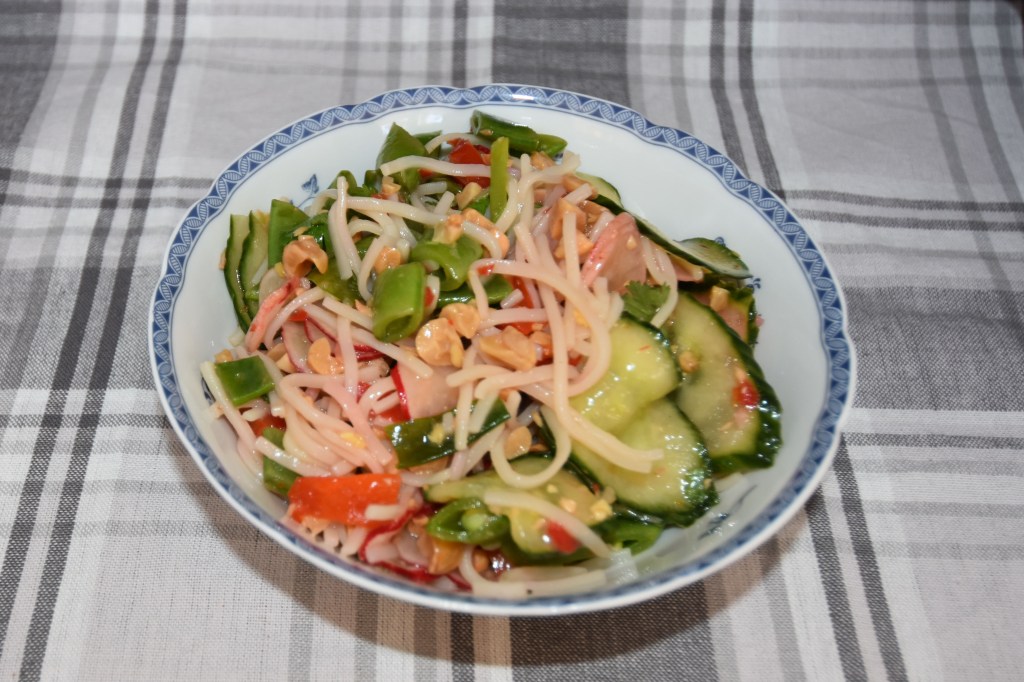 Thai-inspirert nudelsalat med reker Nudelsalaten: 250 g Risnudler ½ Agurk (skivet, uten midten) 1 bunt Reddiker Sukkererter (delt på langs) 1 Paprika (rød i terninger) 3 Vårløk (Skjært i skiver) 1 bunt Koriander 100 g Peanøtter (salte og ristede) Dressing: 2 Lime (saft og skall) 2 ss Fiskesaus 2 ss Sukker 1 fedd Hvitløk (revet) 1 ss Soyasaus 1 ss Ingefær (revet) 1 Chili (rød, finhakket) https://heidisboble.no/ @heidisboble