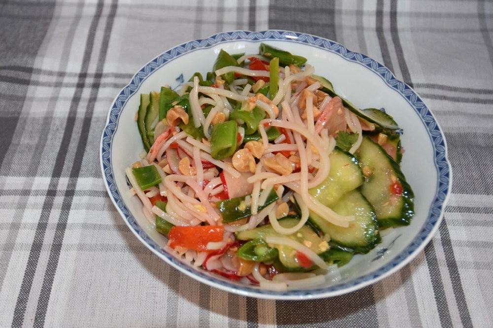 Thai-inspirert nudelsalat med reker Nudelsalaten: 250 g Risnudler ½ Agurk (skivet, uten midten) 1 bunt Reddiker Sukkererter (delt på langs) 1 Paprika (rød i terninger) 3 Vårløk (Skjært i skiver) 1 bunt Koriander 100 g Peanøtter (salte og ristede) Dressing: 2 Lime (saft og skall) 2 ss Fiskesaus 2 ss Sukker 1 fedd Hvitløk (revet) 1 ss Soyasaus 1 ss Ingefær (revet) 1 Chili (rød, finhakket) https://heidisboble.no/ @heidisboble
