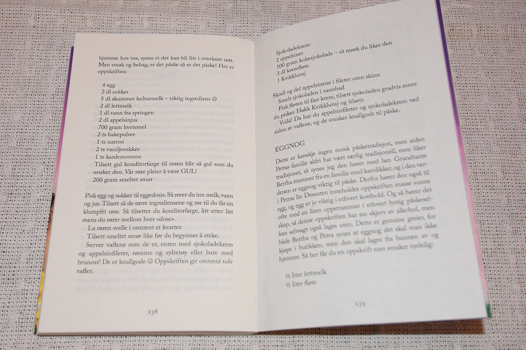 Påskevafler med sjokoladekrem Ingredienser: 4 Egg 5 dl Kulturmelk (skummet) 2 dl Lettmelk 1 dl Vann 2 dl Appelsinsaft (presset eller juice) 700 g Hvetemel 2 ts Bakepulver 1 ts Natron 1 ts Kardemomme Konditorfarge (gul -valgfri) 200 g Smør (smeltet) Sjokoladekrem topping: 2 Appelsiner 100 g Kokesjokolade (smeltet) 3 dl Kremfløte (pisket) 1 Kvikklunsj https://heidisboble.no/ @heidisboble Oppskriften err hentet fra Kjølner, Lene Lauritsen (2022), «Petra Pettersens Perfekte Påske» Fagervik forlag