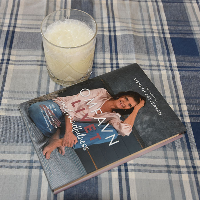 Pettersen, Lisbeth (2022) «Omfavn livet med mindfulness», Olivia OG Lassie – Youghurt drikk Lassi - søt 200 g Yoghurt 2 ½ dl Vann 4 ts Sukker ½ ts Rosevann (valgfritt) https://heidisboble.no/ @heidisboble