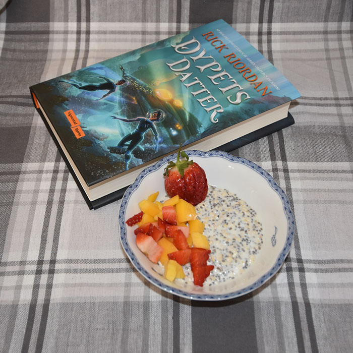 Riordan, Rick (2022) «Dypets datter», Vigmostad Bjørke OG Chia-grøt Ingredienser: 2 ss Chiafrø 1 dl Melk 1½ dl Yoghurt (naturell) 2-4 ss Havregryn 1 ss Sirup (Agarve-/ lønnesirup e.l) Topping; 2 ss Blåbær (valgfritt) ½ Banan (skivet - valgfritt) Tips! Tilsett mer havregryn om du vil ha grøten tykkere, til sett mindre eller ingen hvis du vil ha grøten tynnere. https://heidisboble.no/ @heidisboble