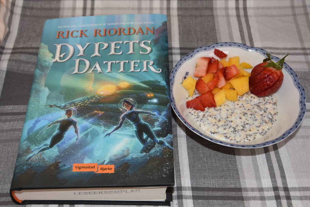 Riordan, Rick (2022) «Dypets datter», Vigmostad Bjørke OG Chia-grøt Ingredienser: 2 ss Chiafrø 1 dl Melk 1½ dl Yoghurt (naturell) 2-4 ss Havregryn 1 ss Sirup (Agarve-/ lønnesirup e.l) Topping; 2 ss Blåbær (valgfritt) ½ Banan (skivet - valgfritt) Tips! Tilsett mer havregryn om du vil ha grøten tykkere, til sett mindre eller ingen hvis du vil ha grøten tynnere. https://heidisboble.no/ @heidisboble