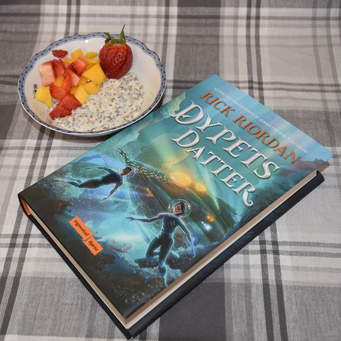 Riordan, Rick (2022) «Dypets datter», Vigmostad Bjørke OG Chia-grøt Ingredienser: 2 ss Chiafrø 1 dl Melk 1½ dl Yoghurt (naturell) 2-4 ss Havregryn 1 ss Sirup (Agarve-/ lønnesirup e.l) Topping; 2 ss Blåbær (valgfritt) ½ Banan (skivet - valgfritt) Tips! Tilsett mer havregryn om du vil ha grøten tykkere, til sett mindre eller ingen hvis du vil ha grøten tynnere. https://heidisboble.no/ @heidisboble