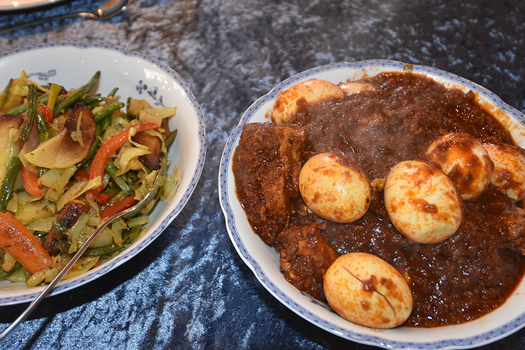 Ruths eritreiske kyllinggryte med egg (Tsebhi derho) Ingredienser 1 kg Kylling eller høne 1 kg Rødløk (finhakket) 1 ½ Sitron (i biter) 2 – 2 ss Olje (solsikke) 3 ss Berbere 1-2 ss Hvitløk (finhakket) 1-2 ss Ingefær (finhakket) ½ dl Kryddersmør (tegelse tesmi) eller 1/3 etiopisk smør, 1/3 rørossmør, 1/3 meierismør 2 ts Kardemomme 1 ss Tomatpure 1 boks Tomater (hermetiske) 1 ts Pepper ½ ts Kardemomme 2 stilker Selleri (finhakket) Persille (fersk, finhakket) 1 kvist Rosmarin (fersk, finhakket) 4-6 Egg Tilbehør: Himbasha eller Ris eller Injera - lefser https://heidisboble.no/ @heidisboble