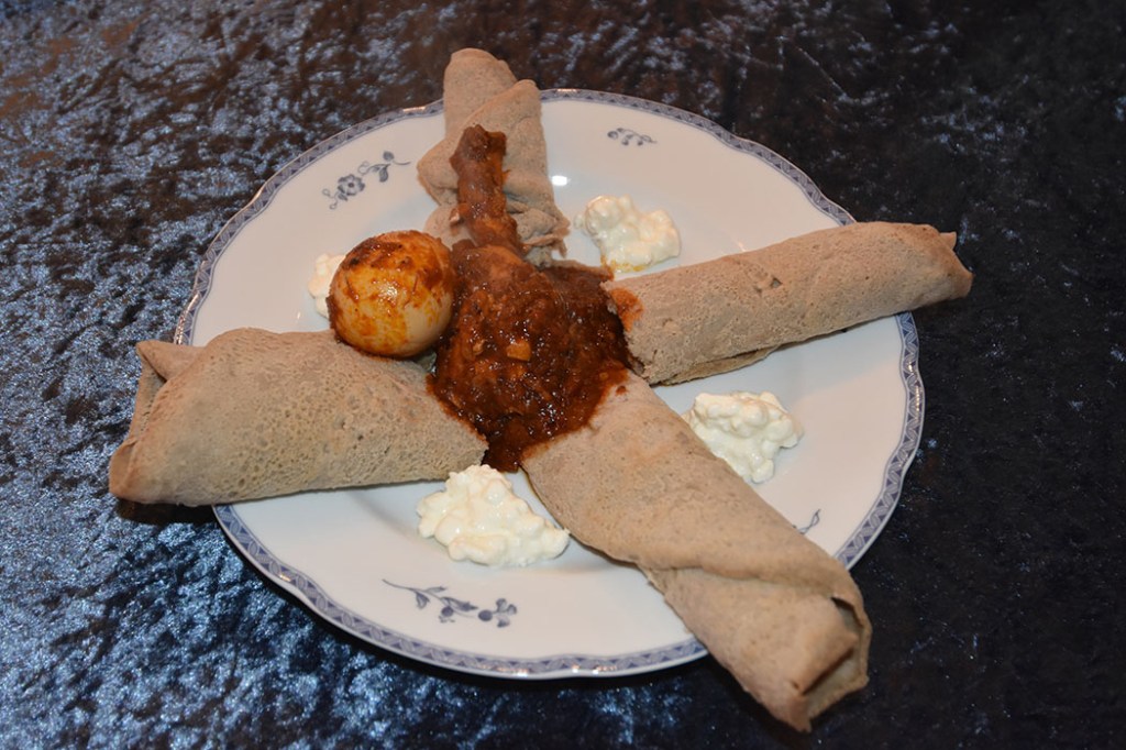 Ruths eritreiske kyllinggryte med egg (Tsebhi derho) Ingredienser 1 kg Kylling eller høne 1 kg Rødløk (finhakket) 1 ½ Sitron (i biter) 2 – 2 ss Olje (solsikke) 3 ss Berbere 1-2 ss Hvitløk (finhakket) 1-2 ss Ingefær (finhakket) ½ dl Kryddersmør (tegelse tesmi) eller 1/3 etiopisk smør, 1/3 rørossmør, 1/3 meierismør 2 ts Kardemomme 1 ss Tomatpure 1 boks Tomater (hermetiske) 1 ts Pepper ½ ts Kardemomme 2 stilker Selleri (finhakket) Persille (fersk, finhakket) 1 kvist Rosmarin (fersk, finhakket) 4-6 Egg Tilbehør: Himbasha eller Ris eller Injera - lefser https://heidisboble.no/ @heidisboble