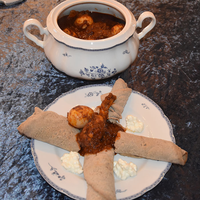 Ruths eritreiske kyllinggryte med egg (Tsebhi derho) Ingredienser 1 kg Kylling eller høne 1 kg Rødløk (finhakket) 1 ½ Sitron (i biter) 2 – 2 ss Olje (solsikke) 3 ss Berbere 1-2 ss Hvitløk (finhakket) 1-2 ss Ingefær (finhakket) ½ dl Kryddersmør (tegelse tesmi) eller 1/3 etiopisk smør, 1/3 rørossmør, 1/3 meierismør 2 ts Kardemomme 1 ss Tomatpure 1 boks Tomater (hermetiske) 1 ts Pepper ½ ts Kardemomme 2 stilker Selleri (finhakket) Persille (fersk, finhakket) 1 kvist Rosmarin (fersk, finhakket) 4-6 Egg Tilbehør: Himbasha eller Ris eller Injera - lefser https://heidisboble.no/ @heidisboble