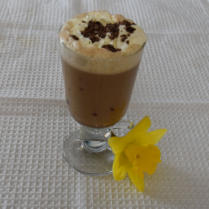 Varm sjokolade med krem Ingredienser: ½ dl Vann 1 plate Kokesjokolade (100 g) 6 -7 dl Melk 1 – 2 dl Kremfløte ½ - 1 ts Sukker https://heidisboble.no/ @heidisboble