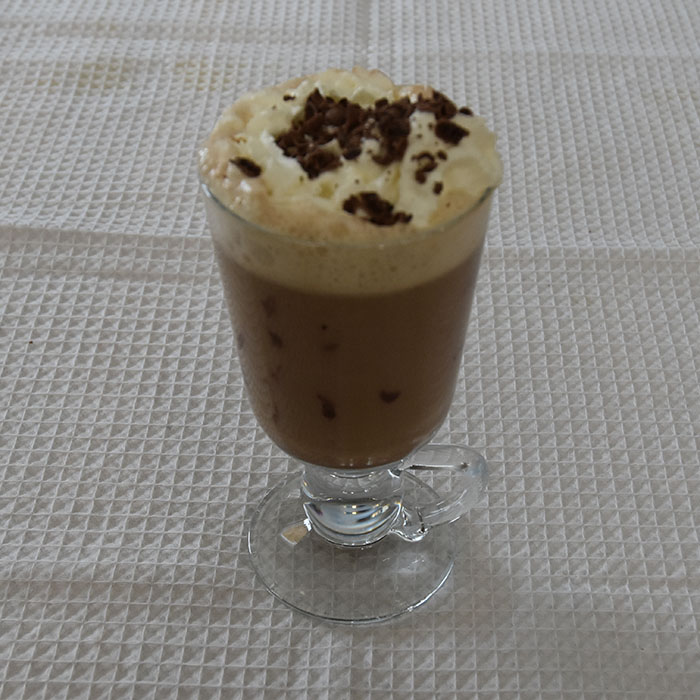 Varm sjokolade med krem Ingredienser: ½ dl Vann 1 plate Kokesjokolade (100 g) 6 -7 dl Melk 1 – 2 dl Kremfløte ½ - 1 ts Sukker https://heidisboble.no/ @heidisboble