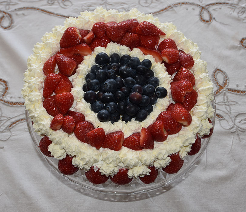 Bløtkake i rødt, hvitt og blått Ingredienser Favorittkake – bløtkakebunn: 2 Egg 180 g Sukker 125 g Hvetemel 1 ½ ts Bakepulver 2 ts Vaniljesukker 1 dl Kokende vann Fykk og pynt:) 6 dl Kremfløte 1 ½ dl jordbærsyltetøy 2 Bananer Jordbær (ferske) Blåbær (ferske) https://heidisboble.no/ @heidisboble