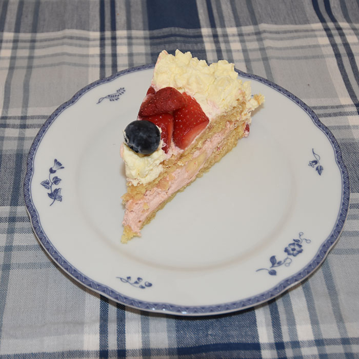 Bløtkake i rødt, hvitt og blått Ingredienser Favorittkake – bløtkakebunn: 2 Egg 180 g Sukker 125 g Hvetemel 1 ½ ts Bakepulver 2 ts Vaniljesukker 1 dl Kokende vann Fykk og pynt:) 6 dl Kremfløte 1 ½ dl jordbærsyltetøy 2 Bananer Jordbær (ferske) Blåbær (ferske) https://heidisboble.no/ @heidisbobl