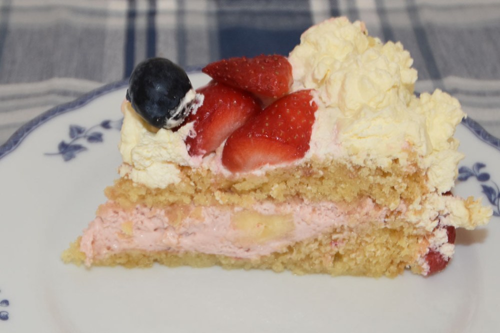 Bløtkake i rødt, hvitt og blått Ingredienser Favorittkake – bløtkakebunn: 2 Egg 180 g Sukker 125 g Hvetemel 1 ½ ts Bakepulver 2 ts Vaniljesukker 1 dl Kokende vann Fykk og pynt:) 6 dl Kremfløte 1 ½ dl jordbærsyltetøy 2 Bananer Jordbær (ferske) Blåbær (ferske) https://heidisboble.no/ @heidisboble
