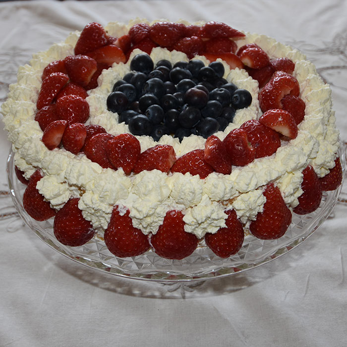 Bløtkake i rødt, hvitt og blått Ingredienser Favorittkake – bløtkakebunn: 2 Egg 180 g Sukker 125 g Hvetemel 1 ½ ts Bakepulver 2 ts Vaniljesukker 1 dl Kokende vann Fykk og pynt:) 6 dl Kremfløte 1 ½ dl jordbærsyltetøy 2 Bananer Jordbær (ferske) Blåbær (ferske) https://heidisboble.no/ @heidisbobl