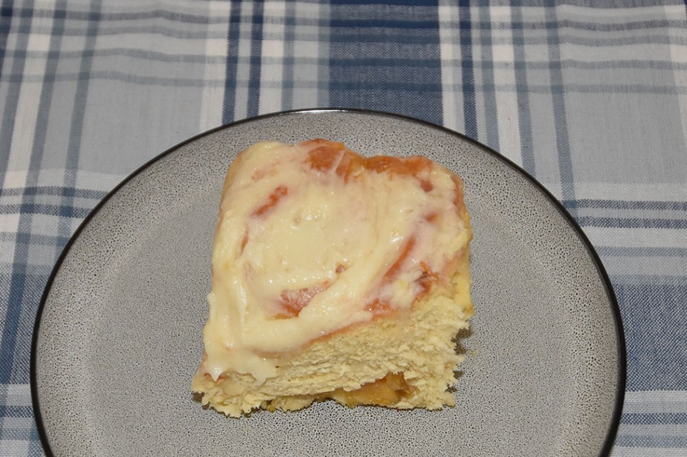 Appelsinsnurrer med kremosttopping Ingredienser: 1 dl Melk 1 ½ dl Appelsinsaft (presset) 25 g Gjær (1/2 pakke) 2 ss Sukker 1 ts Salt 3 ss Smør (mykt) 1 Egg 7 ½ - 8 dl Mel Appelsinfyll: 125 g Smør (mykt) 200 g Sukker 2 – 3 ss Appelsinskall (raspet) Kremosttopping: 100 g Kremost (myk) 25 g Smør (mykt) 100 - 150 g Melis 1 ts Appelsinsaft (presset) https://heidisboble.no/ @heidisboble