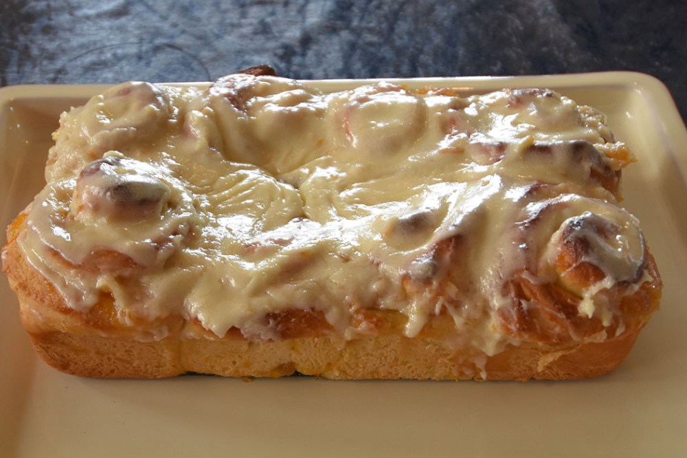 Appelsinsnurrer med kremosttopping Ingredienser: 1 dl Melk 1 ½ dl Appelsinsaft (presset) 25 g Gjær (1/2 pakke) 2 ss Sukker 1 ts Salt 3 ss Smør (mykt) 1 Egg 7 ½ - 8 dl Mel Appelsinfyll: 125 g Smør (mykt) 200 g Sukker 2 – 3 ss Appelsinskall (raspet) Kremosttopping: 100 g Kremost (myk) 25 g Smør (mykt) 100 - 150 g Melis 1 ts Appelsinsaft (presset) https://heidisboble.no/ @heidisboble