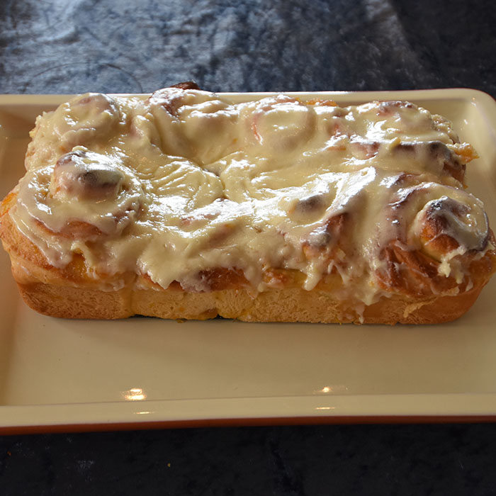 Appelsinsnurrer med kremosttopping Ingredienser: 1 dl Melk 1 ½ dl Appelsinsaft (presset) 25 g Gjær (1/2 pakke) 2 ss Sukker 1 ts Salt 3 ss Smør (mykt) 1 Egg 7 ½ - 8 dl Mel Appelsinfyll: 125 g Smør (mykt) 200 g Sukker 2 – 3 ss Appelsinskall (raspet) Kremosttopping: 100 g Kremost (myk) 25 g Smør (mykt) 100 - 150 g Melis 1 ts Appelsinsaft (presset) https://heidisboble.no/ @heidisboble