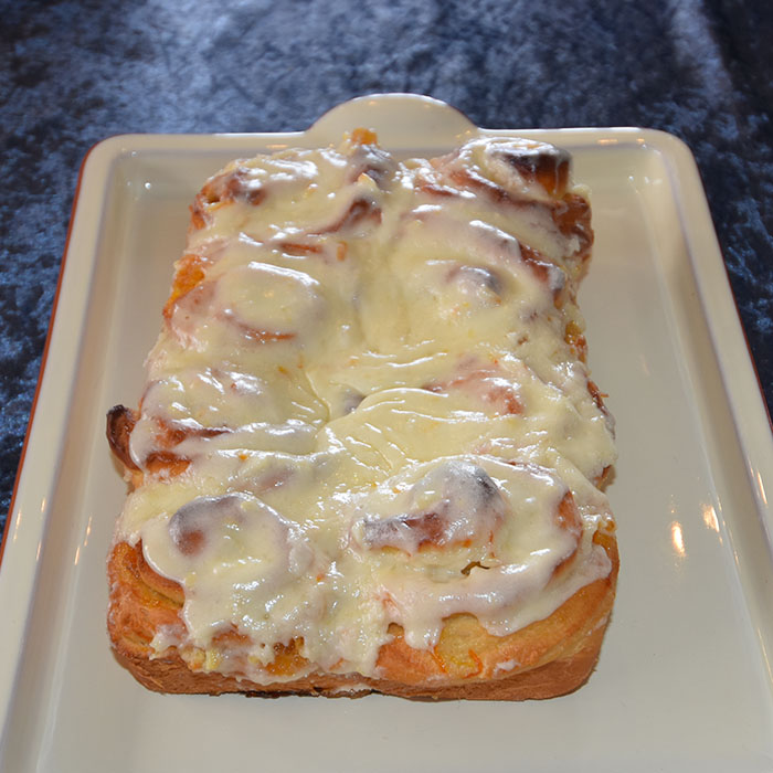 Appelsinsnurrer med kremosttopping Ingredienser: 1 dl Melk 1 ½ dl Appelsinsaft (presset) 25 g Gjær (1/2 pakke) 2 ss Sukker 1 ts Salt 3 ss Smør (mykt) 1 Egg 7 ½ - 8 dl Mel Appelsinfyll: 125 g Smør (mykt) 200 g Sukker 2 – 3 ss Appelsinskall (raspet) Topping: 100 g Kremost (myk) 25 g Smør (mykt) 100 - 150 g Melis 1 ts Appelsinsaft (presset) https://heidisboble.no/ @heidisboble