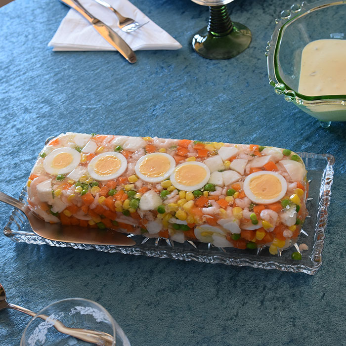 Aspik eller kabaret Ingredienser: 1 pk Aspik (lys) 3 Egg 1 pk Fiskeboller (små) ½ pk Grønnsaksblanding (am.) 1 bx Reker https://heidisboble.no/ @heidisboble