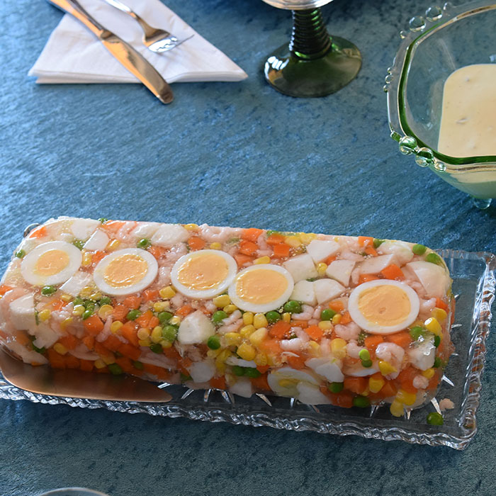 Aspik eller kabaret Ingredienser: 1 pk Aspik (lys) 3 Egg 1 pk Fiskeboller (små) ½ pk Grønnsaksblanding (am.) 1 bx Reker https://heidisboble.no/ @heidisboble