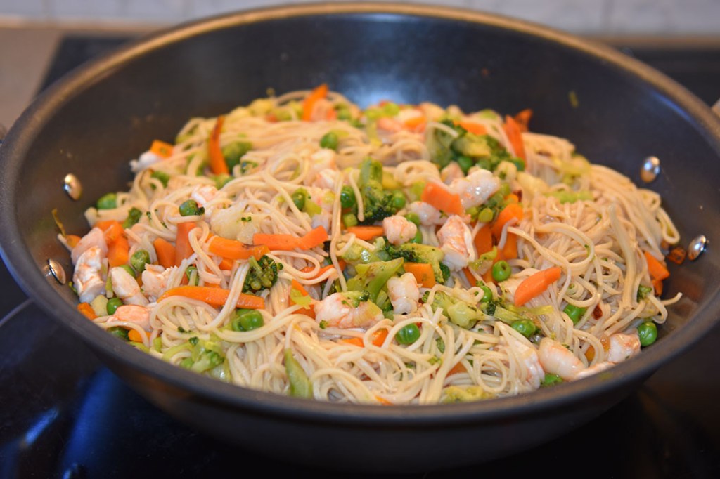 Chow mein med kylling Ingredienser: 400 g Kylling 1½ ss Olje 400 g Eggenudler 500g Kinakål eller savoykål 2 - 3 Gulerøtter 1 bx Kinesiske grønnsaker 4 Vårløk eller sjalottløk - 4 fedd Hvitløk 2 dl Vann Marinade (Chow Mein Sauce) 4 ts Maisenna 3 ss Soyasaus 3 ss Østerssaus 3 ss Kinesisk matlaging vin eller sherry 1 ts Sesame olje 1ss Sukker ½-1 ts Hvit pepper (nykvernet) https://heidisboble.no/ @heidisboble