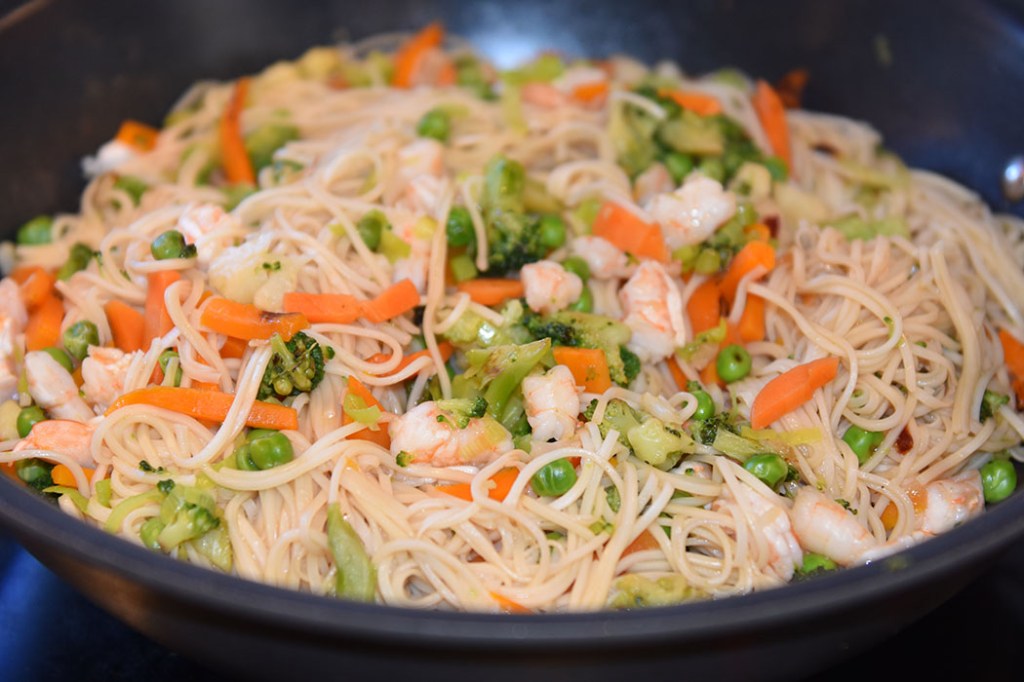 Chow mein med kylling Ingredienser: 400 g Kylling 1½ ss Olje 400 g Eggenudler 500g Kinakål eller savoykål 2 - 3 Gulerøtter 1 bx Kinesiske grønnsaker 4 Vårløk eller sjalottløk - 4 fedd Hvitløk 2 dl Vann Marinade (Chow Mein Sauce) 4 ts Maisenna 3 ss Soyasaus 3 ss Østerssaus 3 ss Kinesisk matlaging vin eller sherry 1 ts Sesame olje 1ss Sukker ½-1 ts Hvit pepper (nykvernet) 
https://heidisboble.no/ @heidisboble