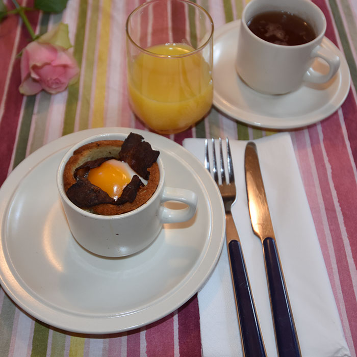 Egg og bacon – tilberedt i stekeovnen Ingredienser 4 skiver Loff 4 skiver Bacon 2 Egg Smør (smeltet) https://heidisboble.no/ @heidisboble