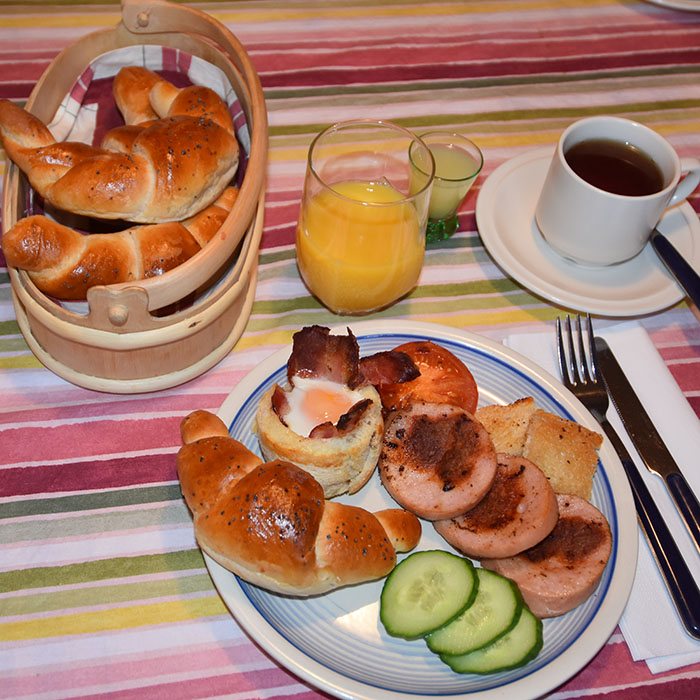 Egg og bacon – tilberedt i stekeovnen Ingredienser 4 skiver Loff 4 skiver Bacon 2 Egg Smør (smeltet) https://heidisboble.no/ @heidisboble