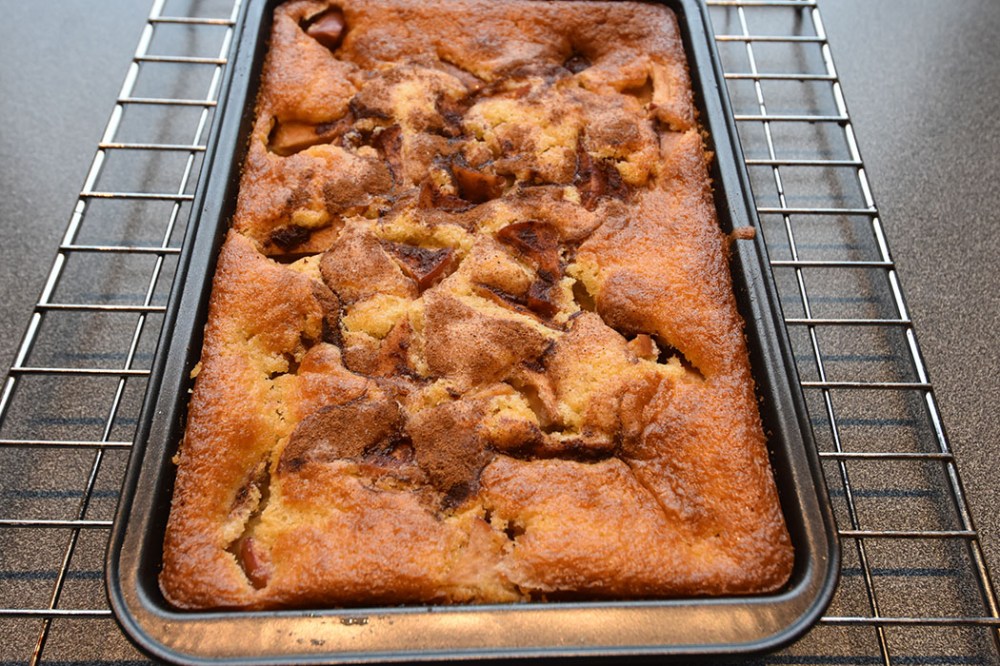 Mormors Eplekake Ingredienser: 2 Egg 1 ½ dl Sukker 3 ss Margarin (smeltet) 1 ½ dl Melk 3 dl Hvetemel 1 ½ ts Bakepulver 2 Epler (i biter) Sukker og kanel https://heidisboble.no/ @heidisboble