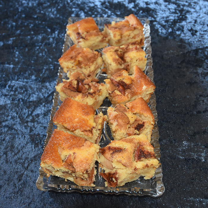 Mormors Eplekake Ingredienser: 2 Egg 1 ½ dl Sukker 3 ss Margarin (smeltet) 1 ½ dl Melk 3 dl Hvetemel 1 ½ ts Bakepulver 2 Epler (i biter) Sukker og kanel https://heidisboble.no/ @heidisboble